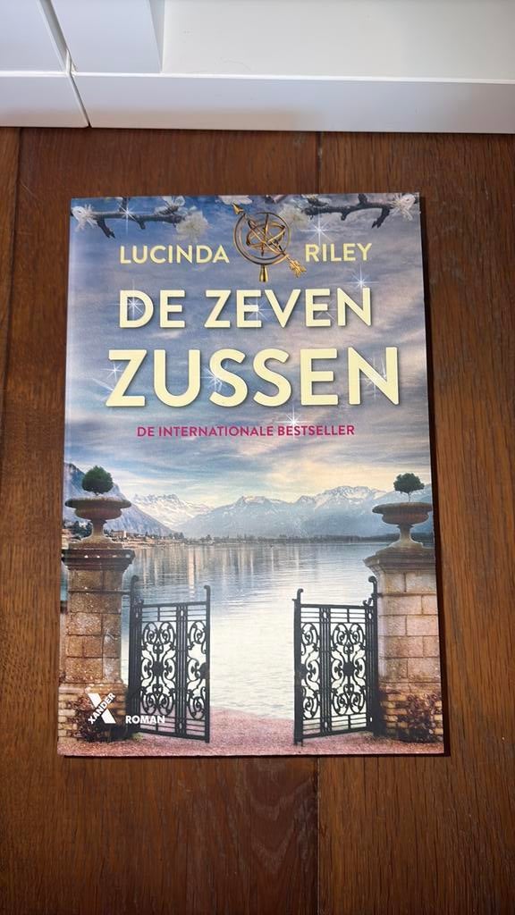 Lucinda Riley - Door Zeven Zussen, Boeken, Ophalen of Verzenden, Lucinda Riley