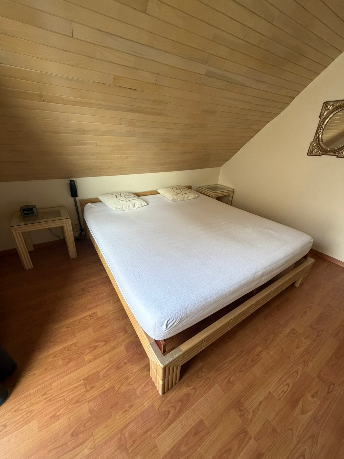 Tweepersoonsbed, inclusief matras en twee nachtkastjes, Ophalen, Hout, 160 cm