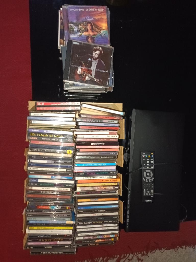 CD misique à donner + Lecteur DVD Yamaha ( a réparer), Ophalen, Gebruikt