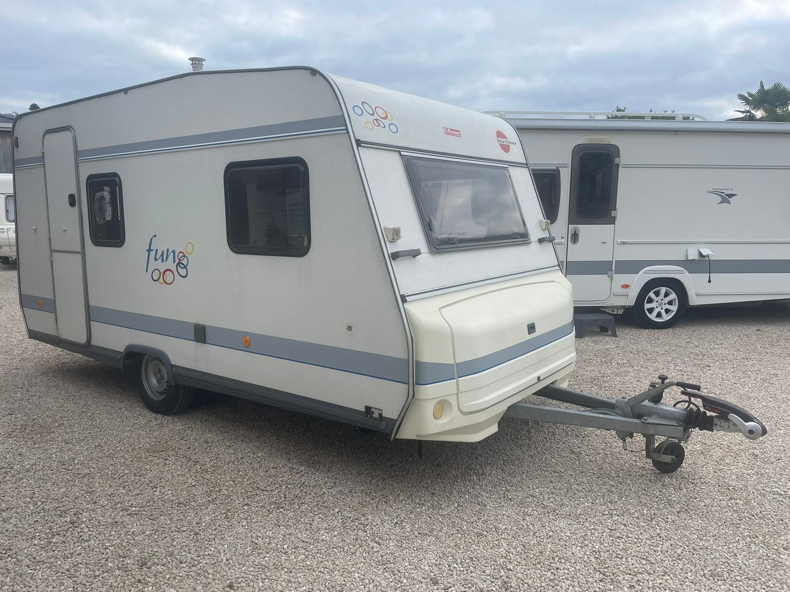 Zeer propere caravan Burstner 4 persoons, Bedrijf, Treinzit, Bürstner, Schokbreker