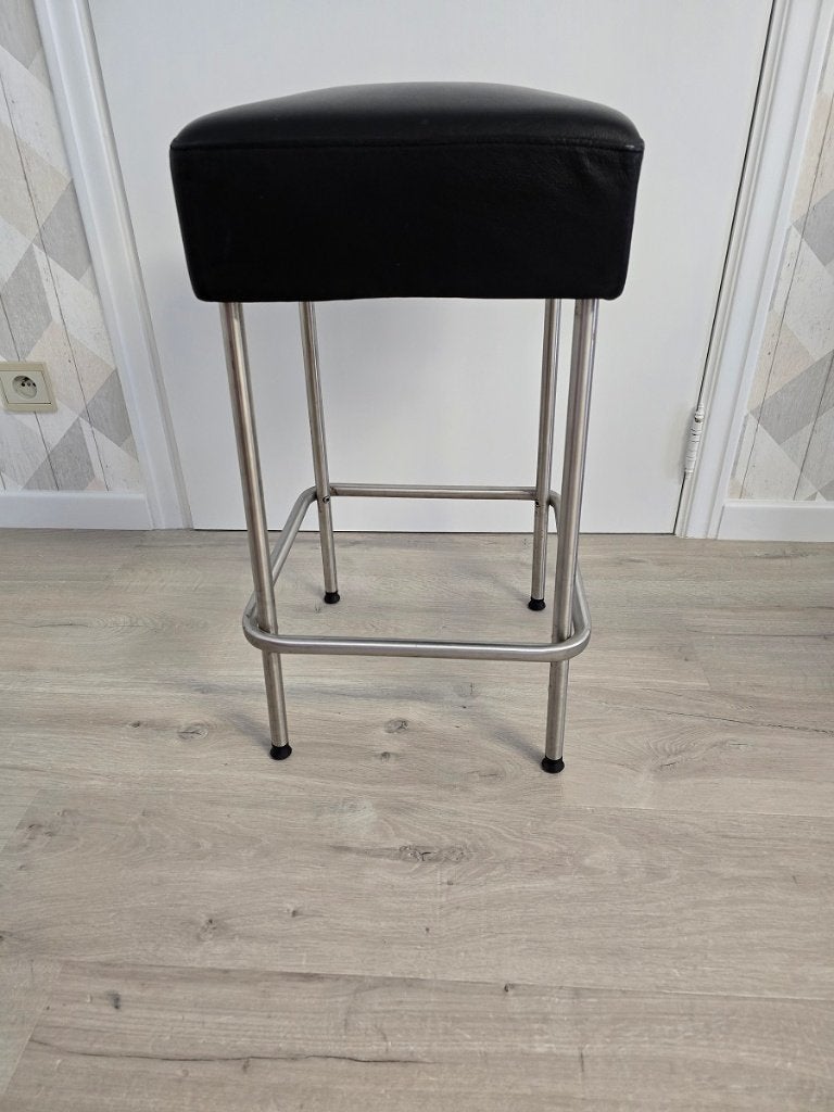 Tabouret de bar en cuir écologique noir - comme neuf, Maison & Meubles, Tabourets de bar, Comme neuf, 60 à 90 cm, 1 tabouret, Enlèvement