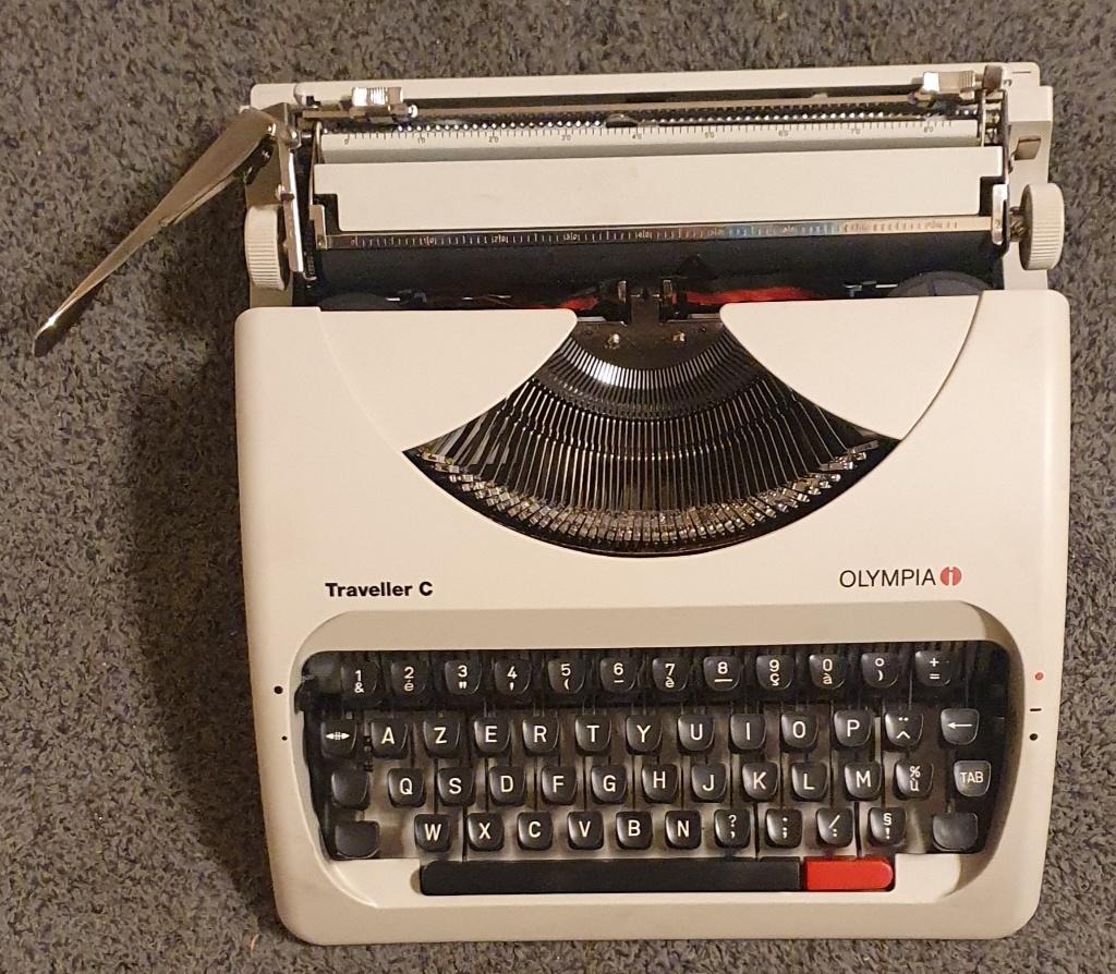 Machine à écrire vintage OLYMPIA TRAVELER C, Enlèvement ou Envoi, Comme neuf