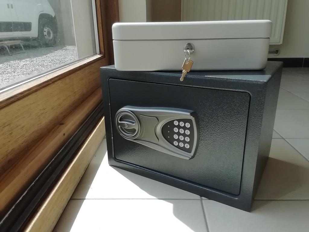 2 kluisjes te koop, Enlèvement