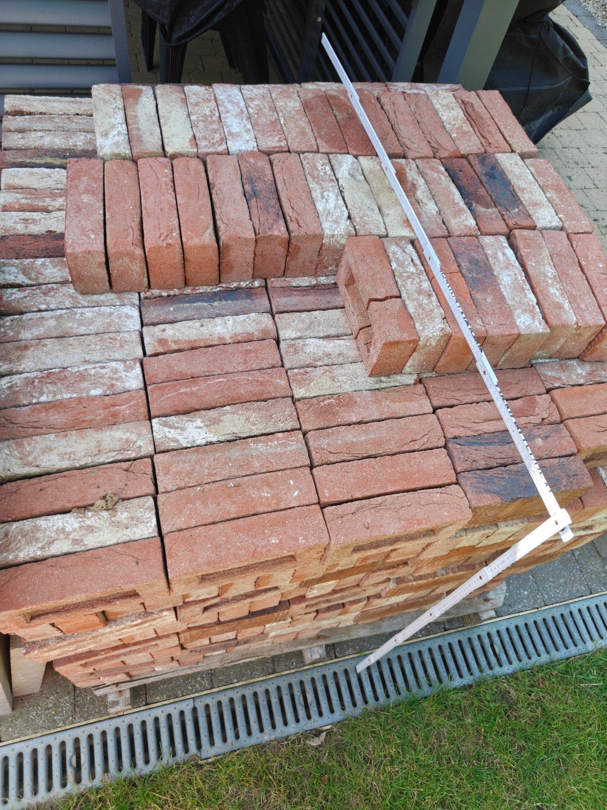 Rode bakstenen op pallet, Ophalen, Bakstenen