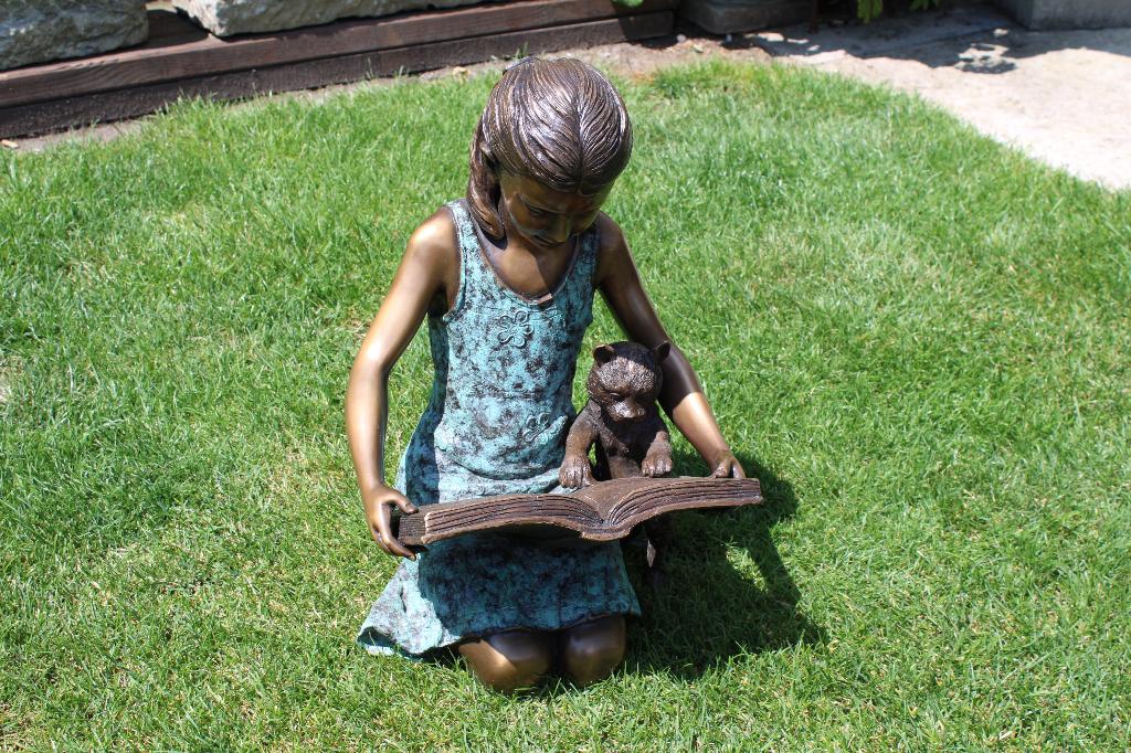 Standbeeld van een lezend meisje met haar bronzen kat., Tuin en Terras, Ophalen, Nieuw, Overige materialen, Dierenbeeld