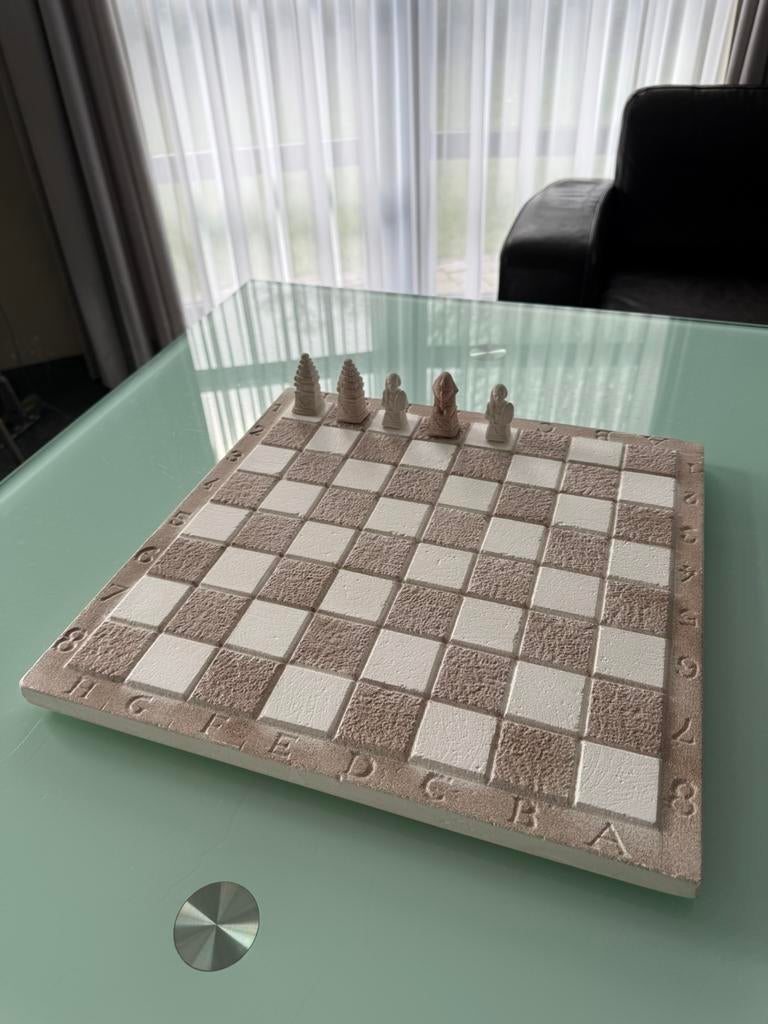 Jeu d’échecs décoratif design beige / effet pierre, Antiquités & Art, Enlèvement