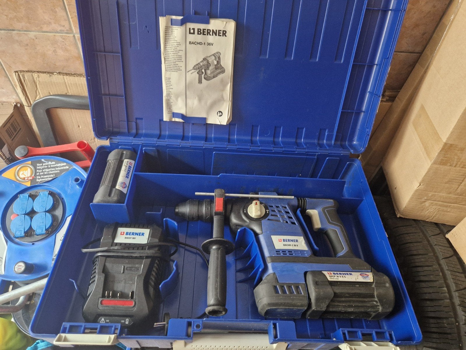 BERNER 36V 2X BATTERIE  CHARGEUR  COFFRE, Bricolage & Construction, Enlèvement, Comme neuf