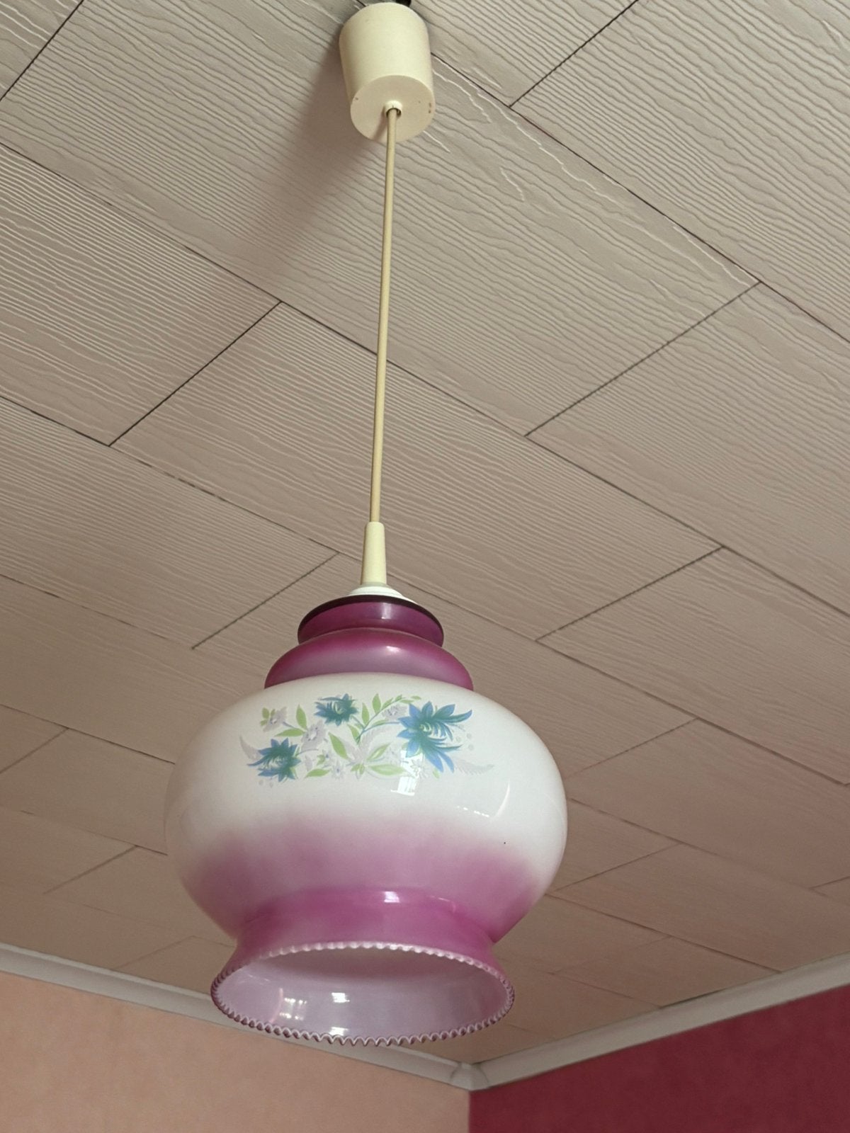 Paarse/witte bloemige lamp, Huis en Inrichting, Lampen | Hanglampen, Ophalen, Gebruikt, Glas, Minder dan 50 cm