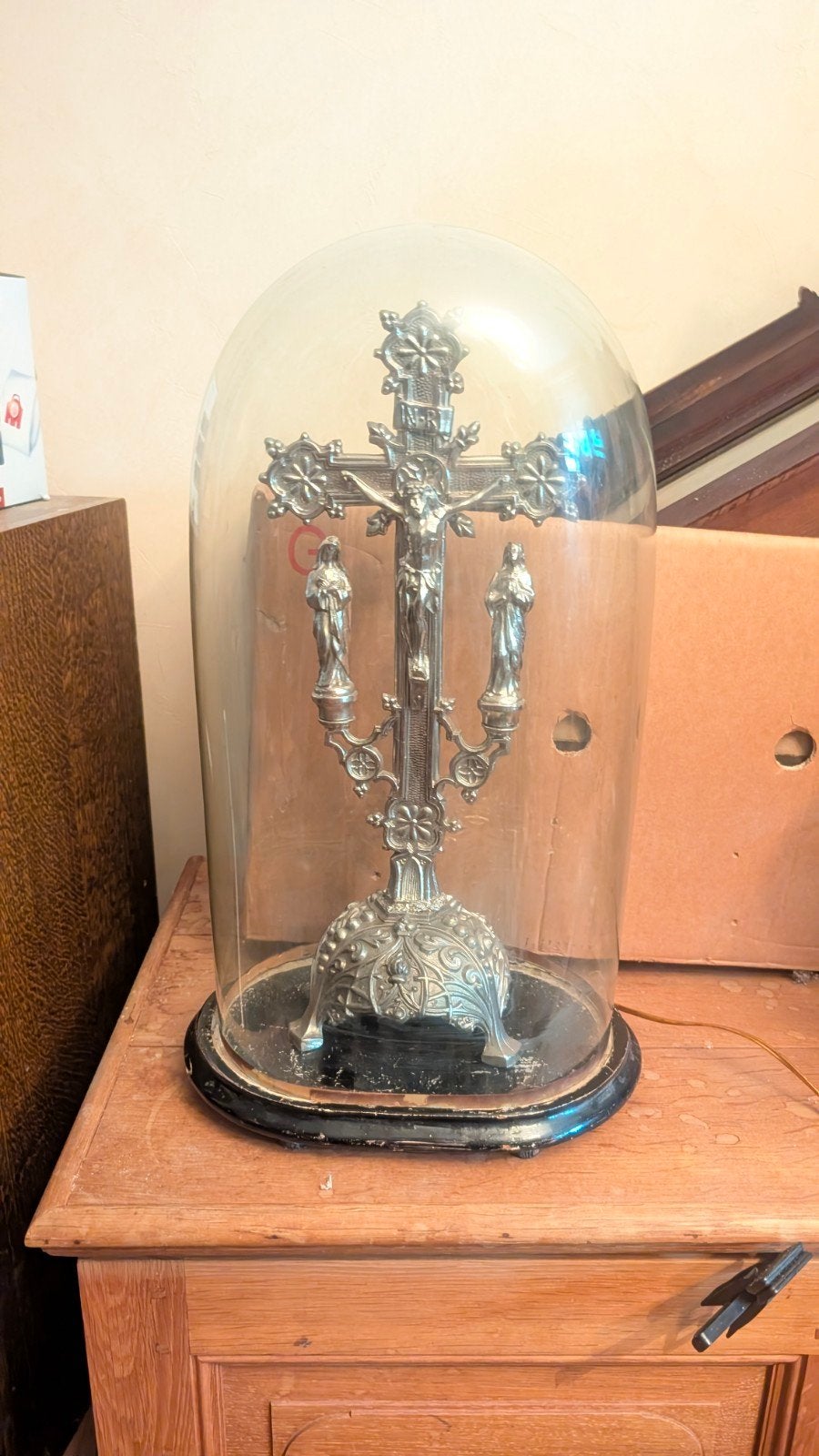Bouchon ancien avec croix d'autel, Enlèvement