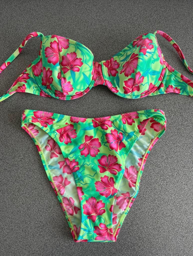 Groene bikini met roze bloemen - maat 40 / C cup, Kleding | Dames, Badmode en Zwemkleding, Ophalen of Verzenden, Zo goed als nieuw