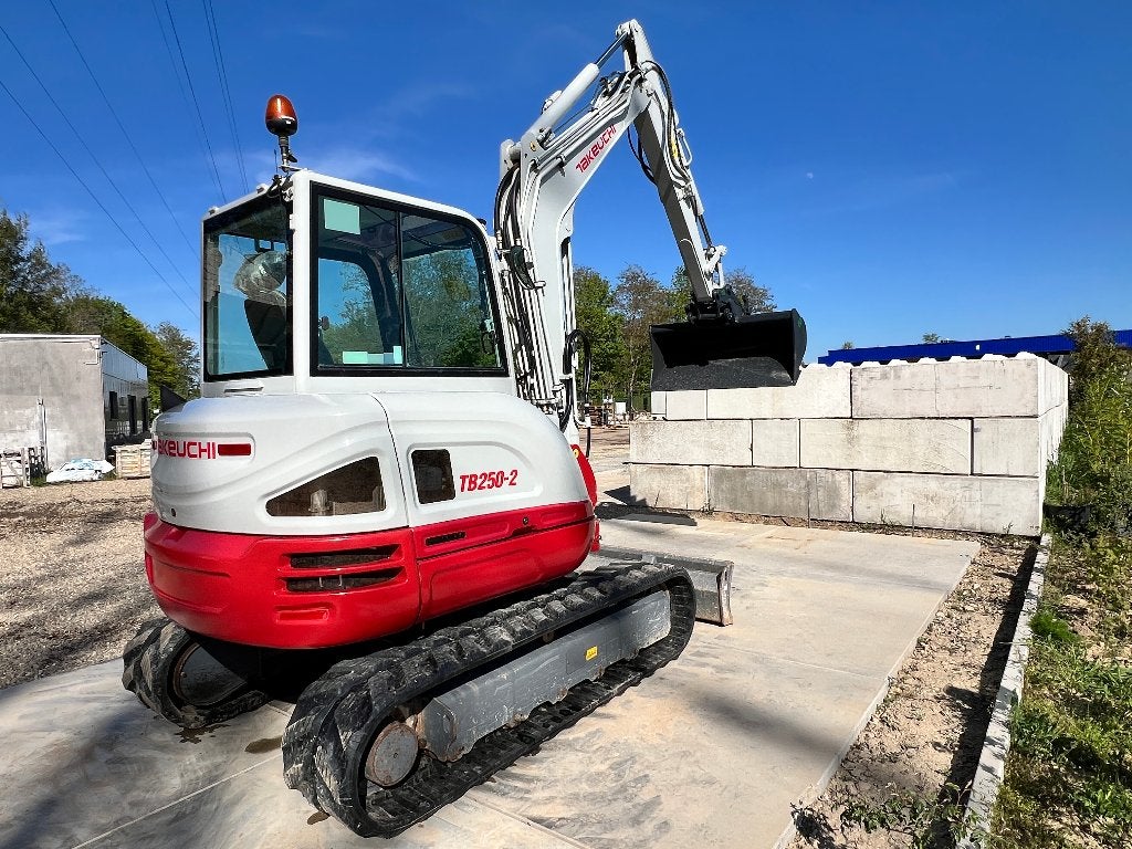 Takeuchi TB250-2 minigraver (nieuwstaat), Zakelijke goederen, Machines en Bouw | Kranen en Graafmachines, Ophalen, Graafmachine