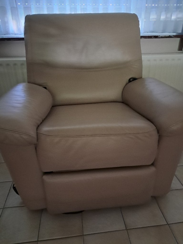 Zetel en electr relax in leder beige kleur, Huis en Inrichting, Zetels | Zetels, Ophalen, Gebruikt, Driepersoons, Rechte bank