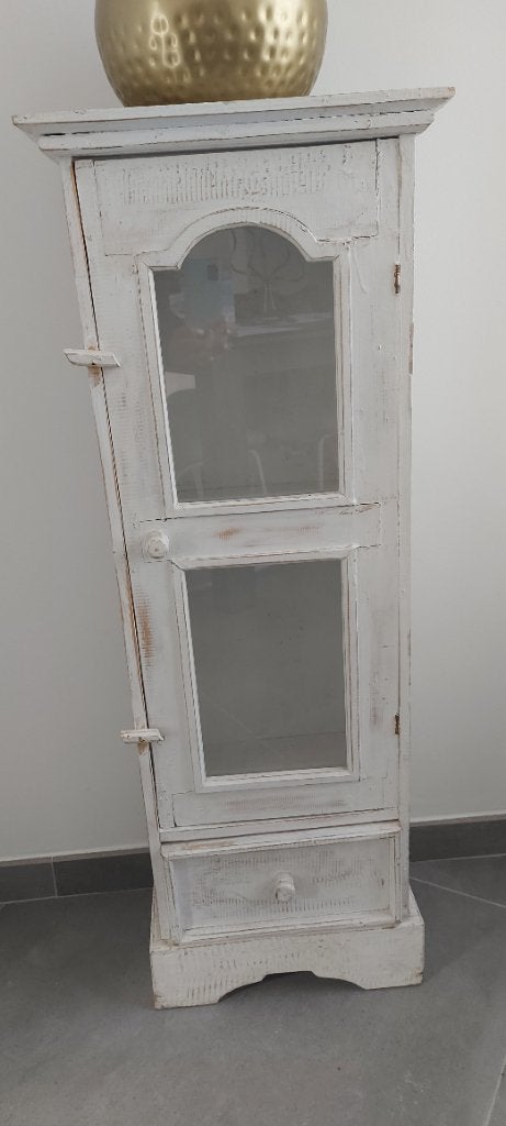 Petite armoire vitrée, Enlèvement
