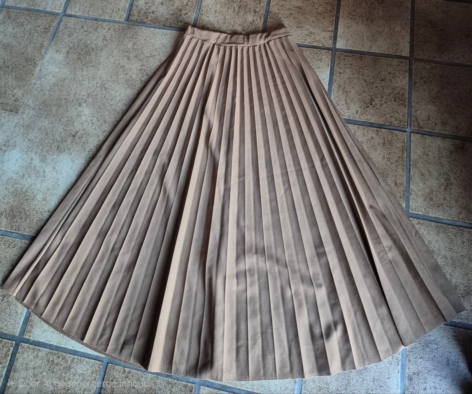 Mooie zandkleurige rok met plooitjes - Maat 36, Kleding | Dames, Rokken, Bruin, Fullah sugah, Ophalen of Verzenden, Zo goed als nieuw