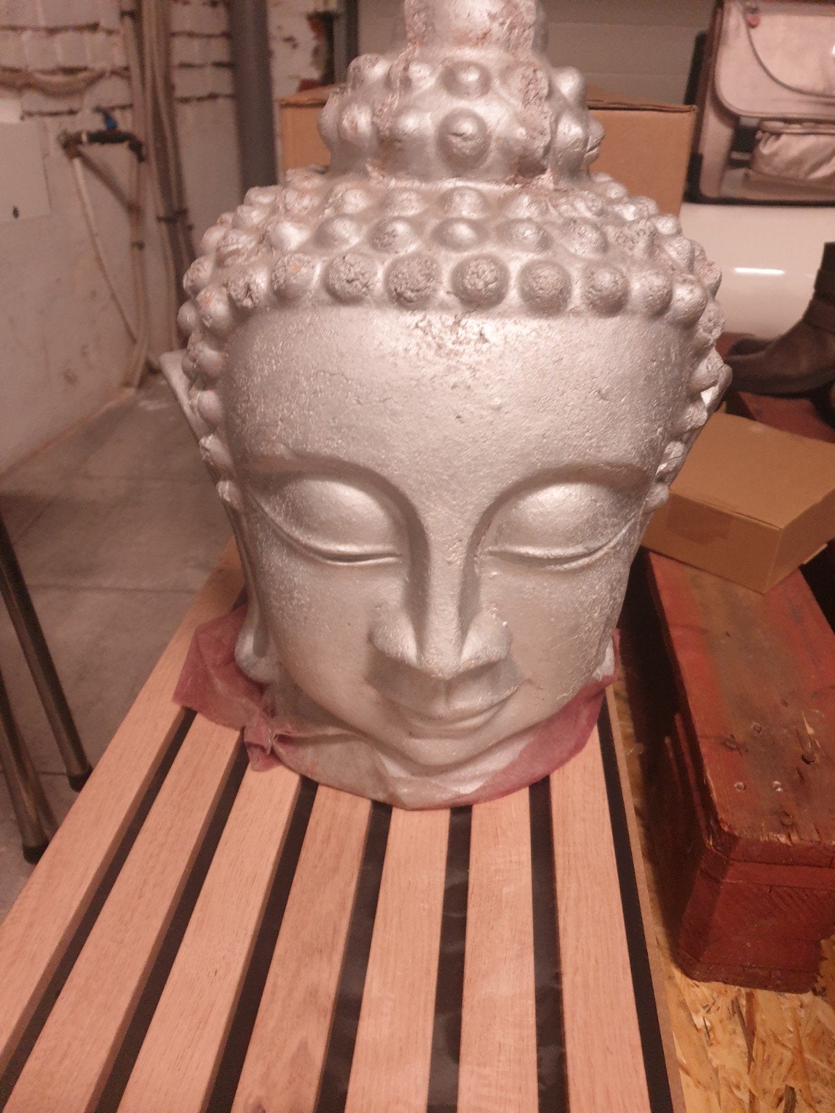 Grande tête de bouddha, Enlèvement ou Envoi