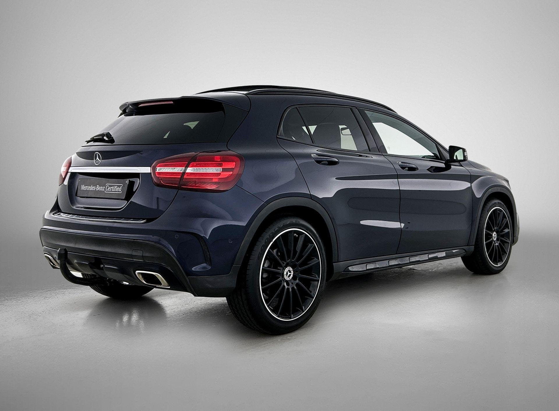 Mercedes-Benz GLA-Klasse 180 AMG Line | Trekhaak | Panoramis, Auto's, Gebruikt, 4 cilinders, Blauw, 5 deurs