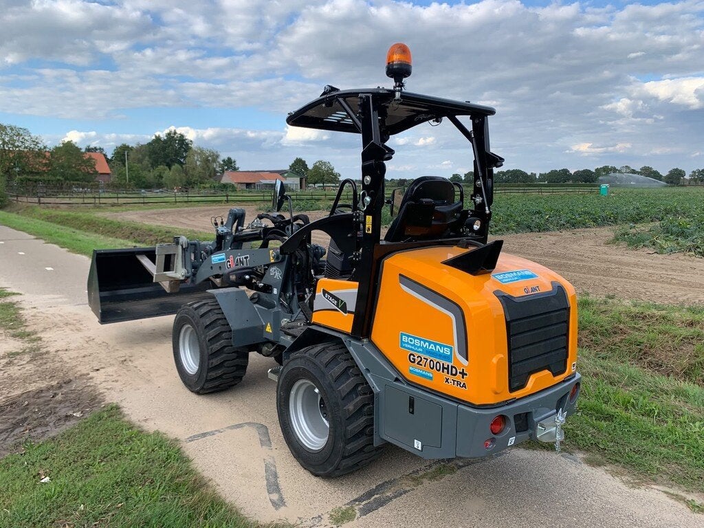Giant G2700 X-TRA HD+ minishovel DEMO skid banden €695 LEA