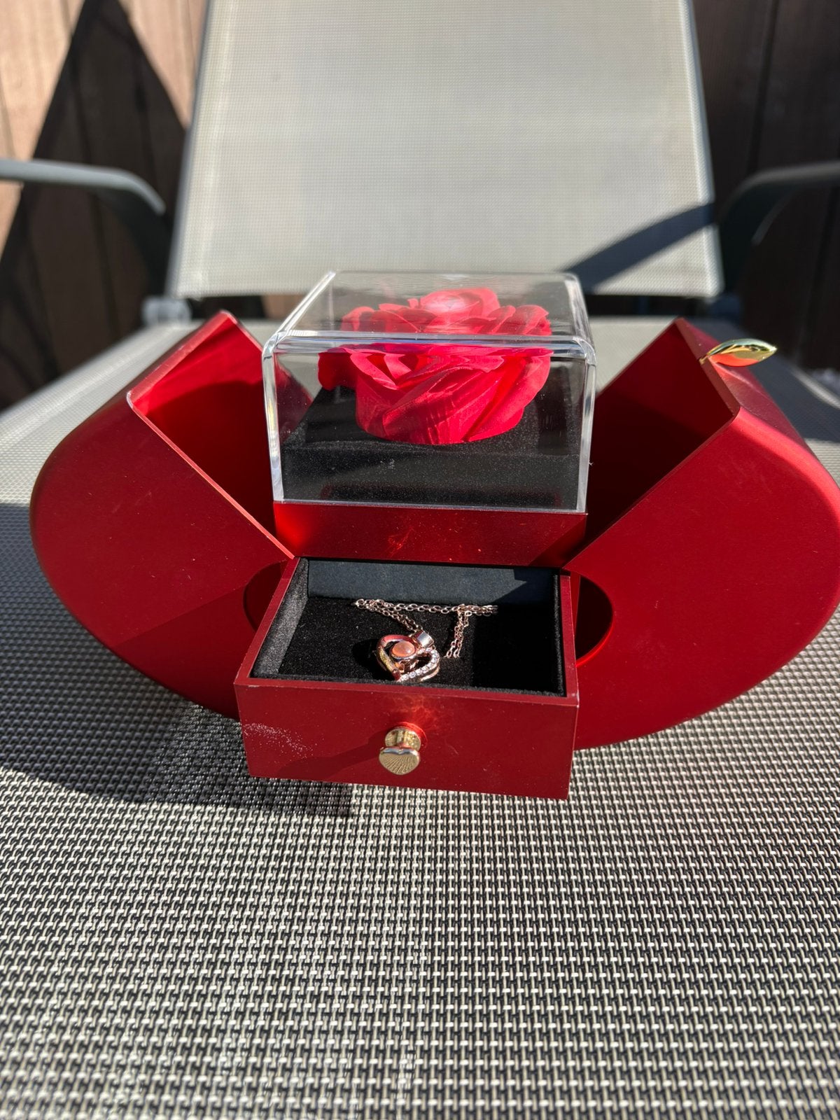Boîte à bijoux de luxe en forme de cœur avec rose et collier, Enlèvement, Comme neuf