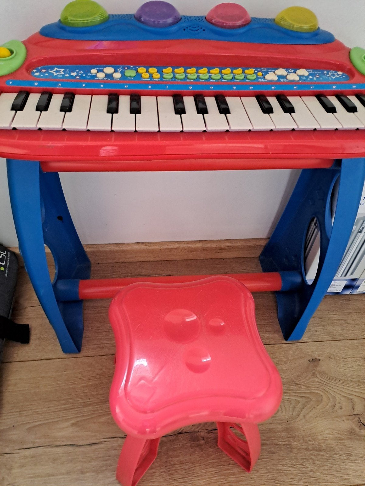 kinder piano met stoeltje en deuntjes, Kinderen en Baby's, Ophalen, Gebruikt, Speelkleed, Met licht