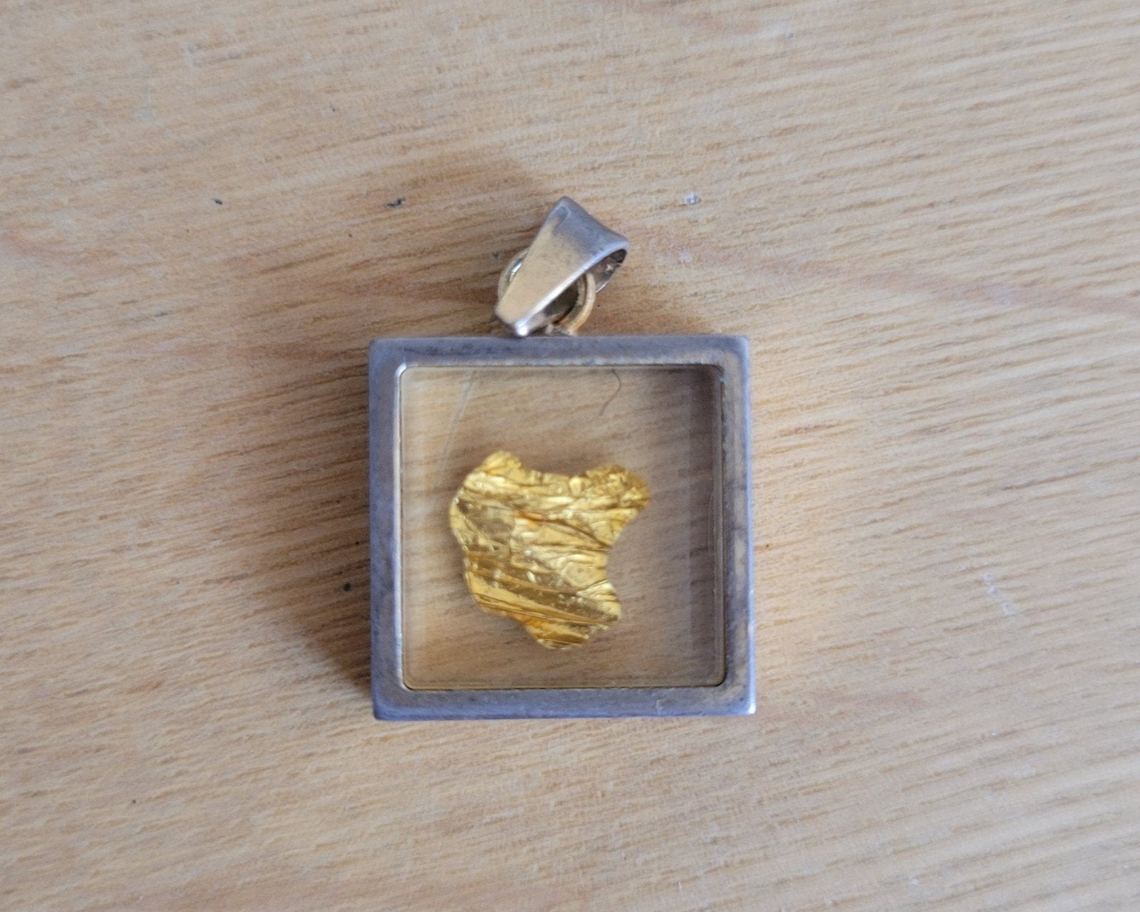 hangertje met bladgoud, Ophalen