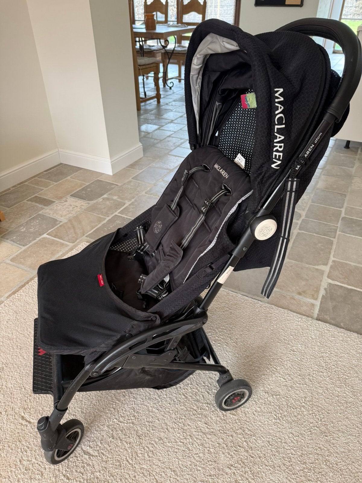 Maclaren Atom Black, Enfants & Bébés, Buggys, Comme neuf, Maclaren, Protection de pluie, Dossier réglable, Couverture pieds, Ombrelle