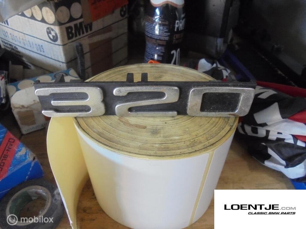 Embleem logo bmw 320 voor in de grill e21 e30, Gebruikt, Ophalen of Verzenden, BMW, BMW