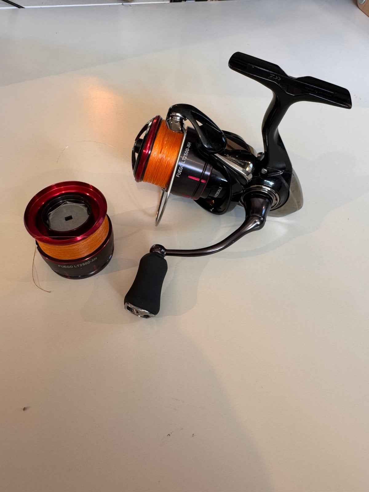 Daiwa 23 Fuego LT 2500-XH + 2ème bobine (0,10 et 0,12 PE), Enlèvement ou Envoi, Comme neuf, Moulinet
