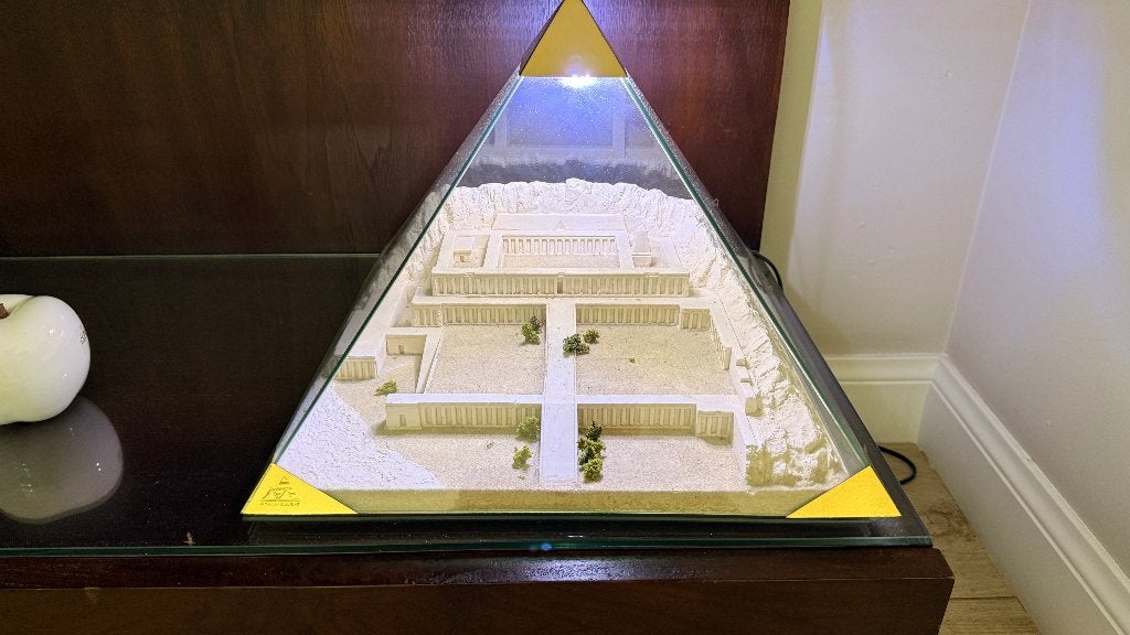Prachtig verlicht model van de tempel van Karnak, Ophalen