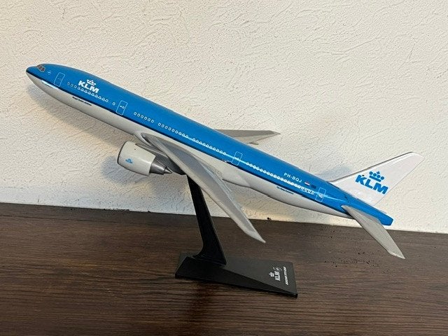 KLM Boeing 777-200 kunststof schaalmodel, Verzamelen, Luchtvaart en Vliegtuigspotten, Ophalen, Schaalmodel