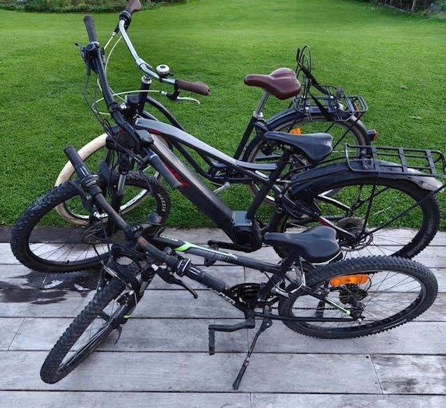 bundel van 3 fietsen: e-bike, 2 decathlon fietsen, Ophalen, Gebruikt, 30 tot 50 km per accu, Overige merken