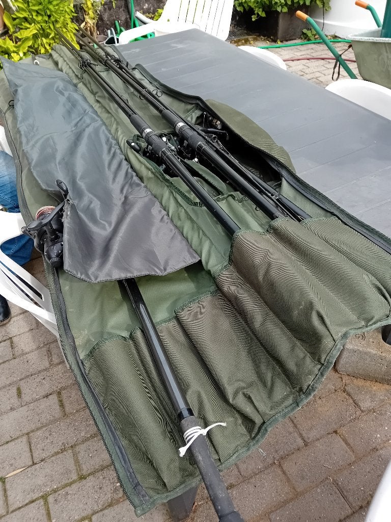 4 lignes à carpes en étui, Sports nautiques & Bateaux, Pêche à la ligne | Poissons blancs, Enlèvement, Utilisé, Moulinet