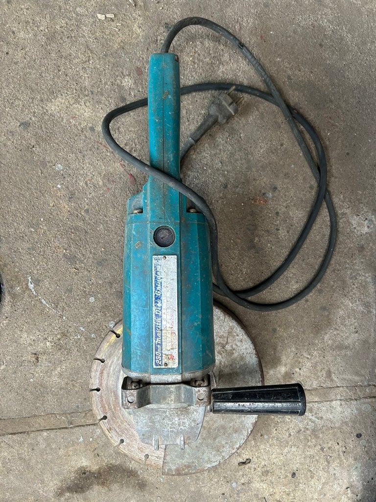 Rechte slijper Makita 230 mm, 2000W, Ophalen, Gebruikt, 1000 watt of meer, Rechte handslijpmachine