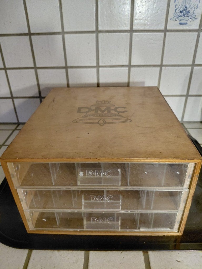 Armoire à laine - armoire de mercerie - DMC - présentoir, Enlèvement ou Envoi
