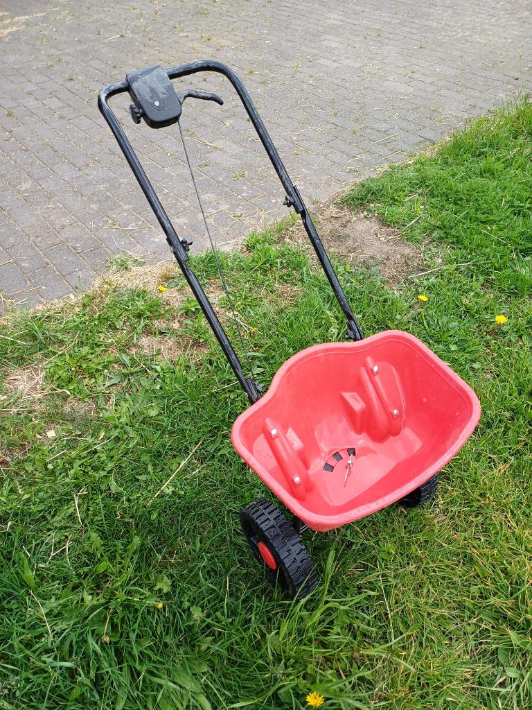 Kreator KRTGR9003 strooiwagen 140-250 cm 15kg roterend, Tuin en Terras, Hand-tuingereedschap, Ophalen, Zo goed als nieuw, Overige soorten