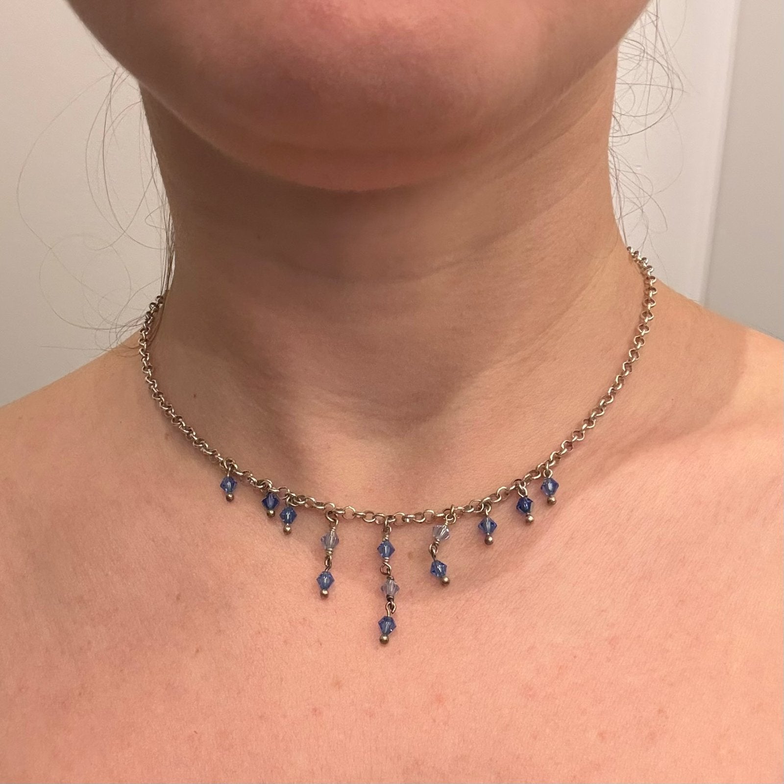 Halsketting met blauwe kristallen — zilver, Handtassen en Accessoires, Kettingen, Ophalen of Verzenden, Zo goed als nieuw, Blauw