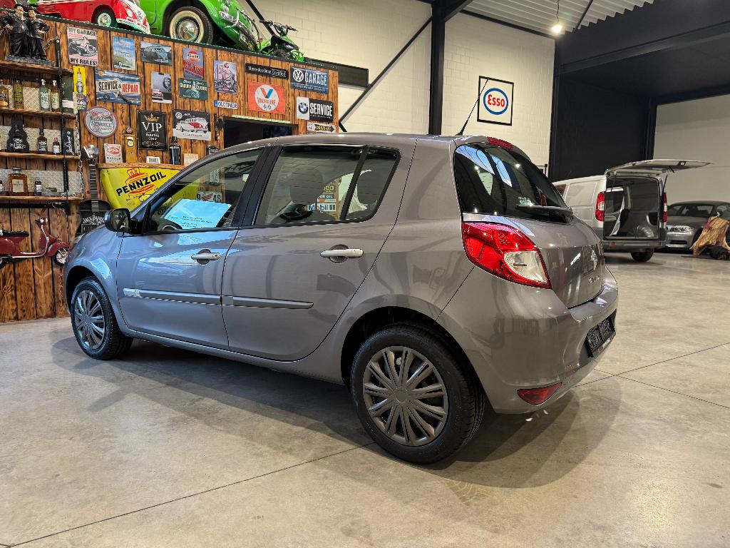 RENAULT CLIO 1.2 BENZINE - 57.000 KM - TOPSTAAT - GARANTIE -, Auto's, Renault, Voorwielaandrijving, Euro 5, Stof, Zwart