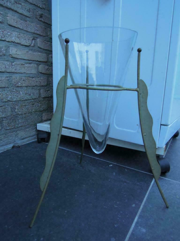 glazen vaas kegelvorm in metalen staander met 3 pootjes, Ophalen of Verzenden, Gebruikt, Glas, Minder dan 50 cm