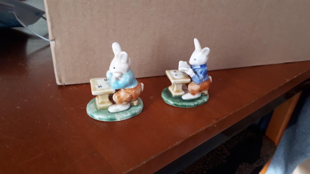 2 beeldjes van konijntjes en paasdecoratie, Ophalen of Verzenden, Zo goed als nieuw