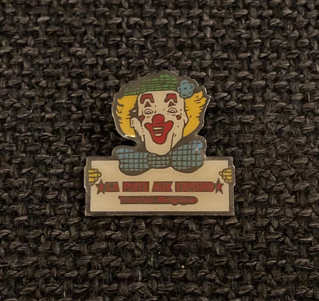 PIN - LA PISTE AUX ESPOIRS - CIRQUE - CIRCUS - CLOWN, Collections, Envoi, Utilisé, Autres sujets/thèmes, Insigne ou Pin's