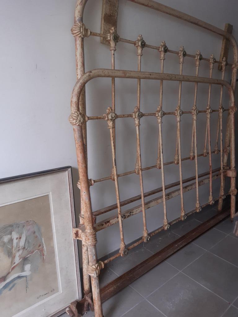Ancien lit en Métal avec rosasse en cuivre, Maison & Meubles, Début 20ème, Beige, Enlèvement, Utilisé