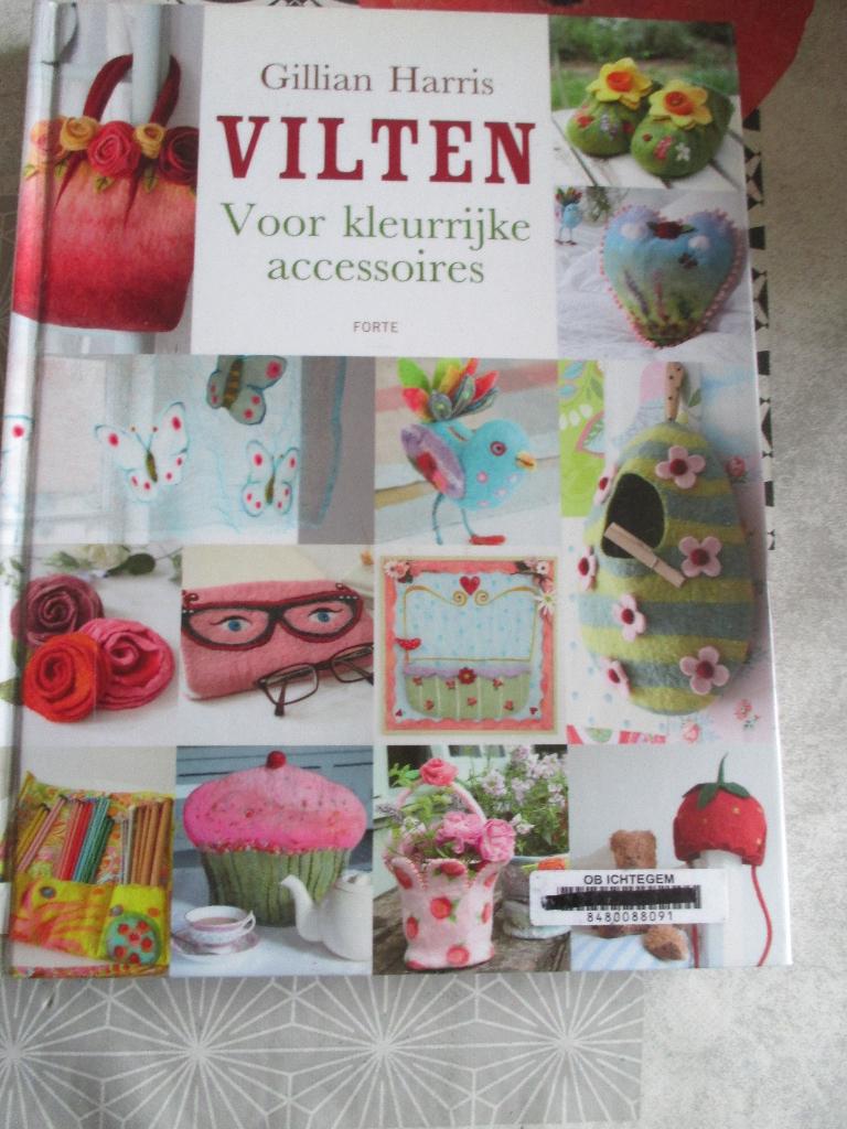 boek vilten voor kleurrijke accessoires, Hobby en Vrije tijd, Vilt, Ophalen, Zo goed als nieuw, Boek of Patroon