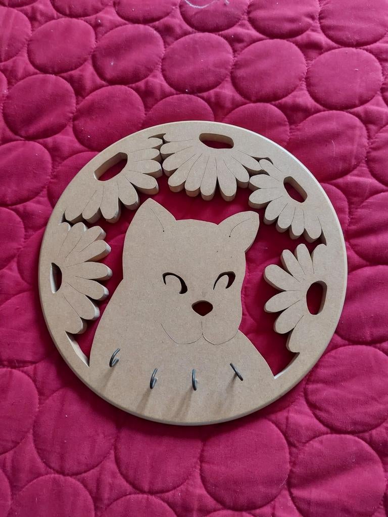 Porte clefs mural en bois non peint. ⁹