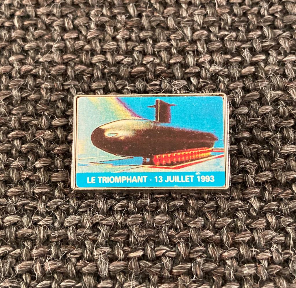 PIN - LE TRIOMPHANT - 13 JUILLET 1993 - SOUS MARIN ATOMIQUE, Collections, Envoi, Utilisé, Autres sujets/thèmes, Insigne ou Pin's