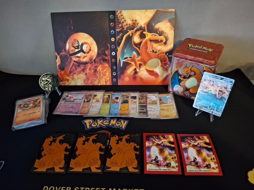Charizard set met map en vele extra's, Ophalen of Verzenden, Zo goed als nieuw