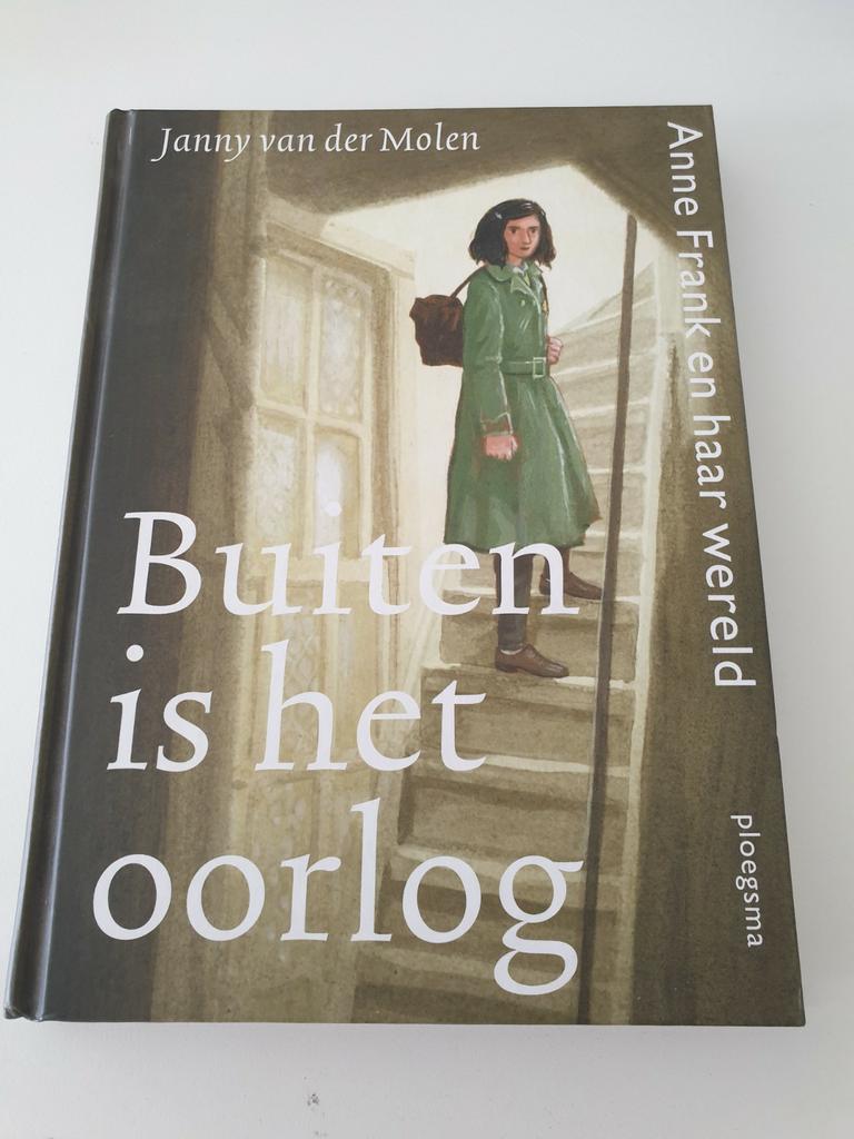 Janny van der Molen - Buiten is het oorlog, Ophalen of Verzenden, Zo goed als nieuw, Janny van der Molen