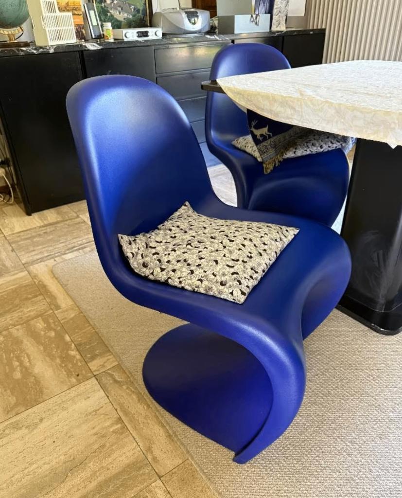 2 chaises Vitra Panton Blue — Bon état, Enlèvement, Bleu, Quatre