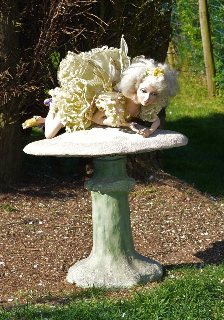 Elfje op paddestoel van 56 cm hoog, Antiek en Kunst, Curiosa en Brocante, Ophalen of Verzenden