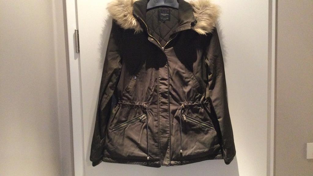 Kaki groene dikke winterjas met kap in maat S, Kleding | Dames, Jassen | Winter, Zara, Ophalen of Verzenden, Zo goed als nieuw