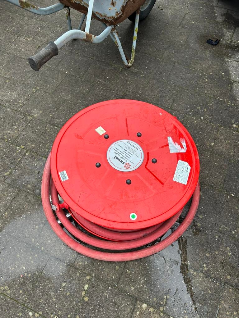 Brandhaspel met muurbevestiging, Ophalen, Gebruikt, Brandblusser