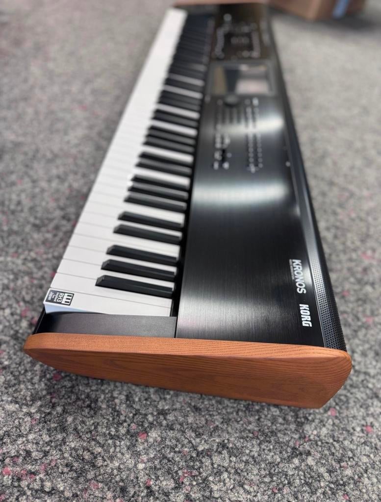 Korg kronos v2 88 toetsen, Muziek en Instrumenten, Keyboards, Zo goed als nieuw, 88 toetsen, Korg, Aanslaggevoelig, Met standaard